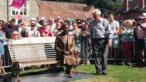 Agatha Christie statue unveiled in Wallingford - BBC | Patungan Aja