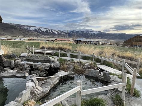 Staying at Oregon's Summer Lake Hot Springs - showbizztoday