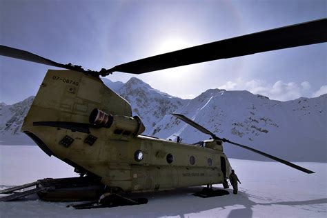 This Is A Ridiculously Perfect Shot Of A Chinook Helicopter | Gizmodo Australia