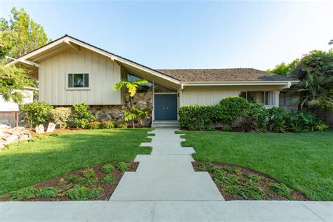 How HGTV is making ‘The Brady Bunch’ house in 4 episodes of ‘A Very ...