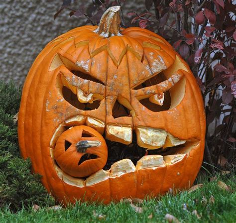 Kürbis geschnitzt gruselig kleiner Kürbis im Mund | Pumpkin carving ...