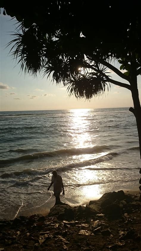 Wellawatte Beach... : r/srilanka