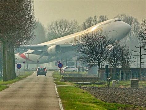 Incredible picture of an Emirates Boeing 747 taking off from Schiphol ...