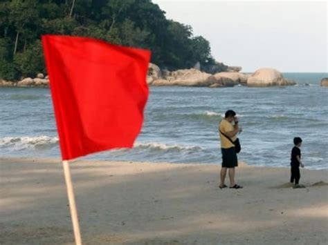 Red flag warning at all Pahang beaches, lifeguards on standby - TODAY