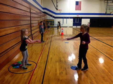 Carly's PE Games: Tossing and Catching - Elementary P.E. Class