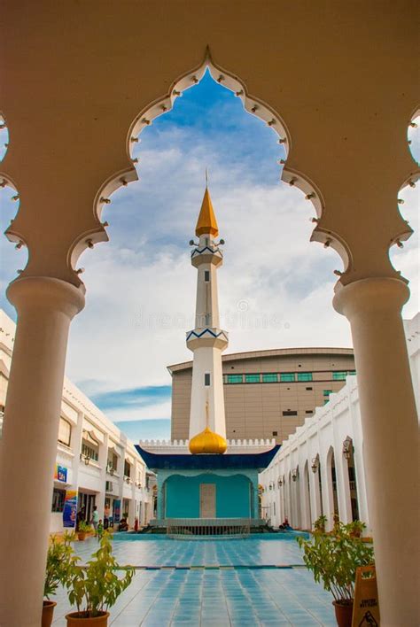 Masjid En-Taqwa Mezquita Con Su Golden Dome Y Palmeras Ciudad De Miri, Borneo, Sarawak, Malasia ...