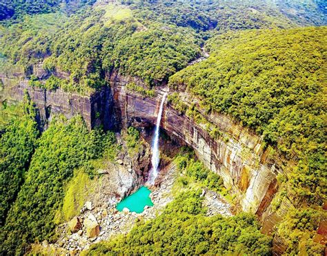 The plunging water of Nohkalikai Falls | Meghalaya - Tripoto