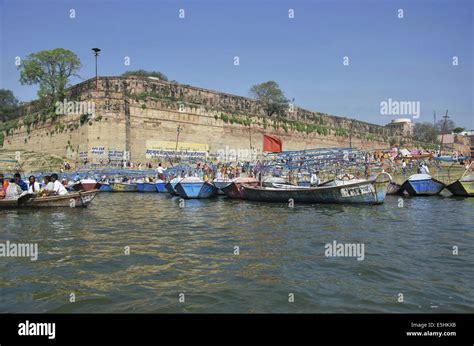 Pilgrrims at Triveni Sangam, Prayag, Allahabad, Uttar Pradesh, India ...