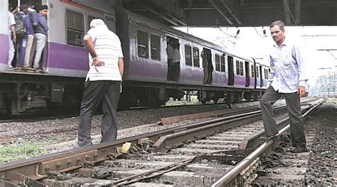 17-year-old girl dies after falling off train in Mumbai | Mumbai News - The Indian Express