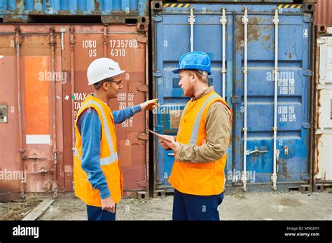 Dock workers hi-res stock photography and images - Alamy