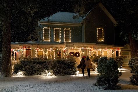 It's a Gilmore Girls Christmas! Fans Can Now Visit the Real Stars Hollow During the Holidays ...