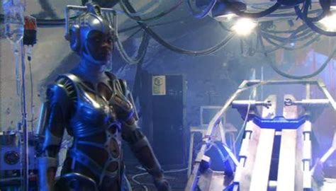 Torchwood 1×4 – Cyberwoman – The Medium is Not Enough