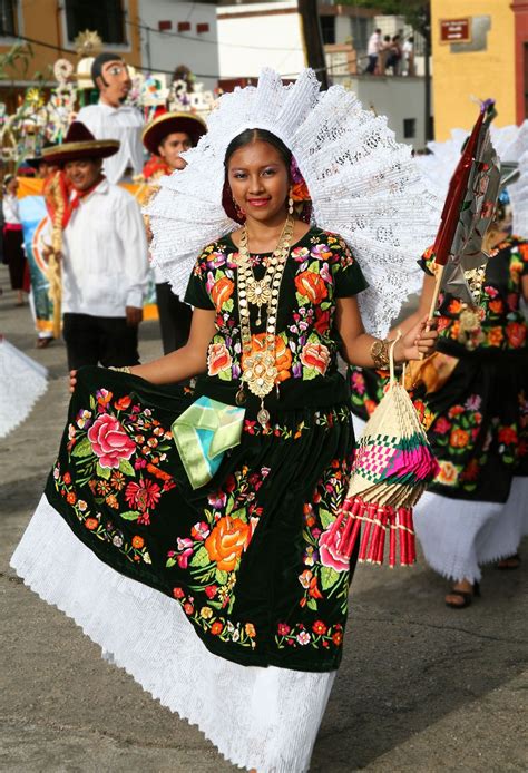 Pin by Stini Bini on The Ghost of Frida Kahlo | Mexican outfit, Mexican ...