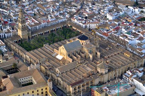 File:Mezquita de Córdoba desde el aire (Córdoba, España).jpg - Wikimedia Commons