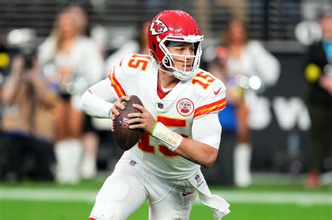 Chiefs-Raiders; Patrick Mahomes sets single-season offensive yards mark - Arrowhead Pride