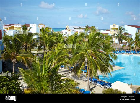 Pool and palms in the hotel Stock Photo - Alamy