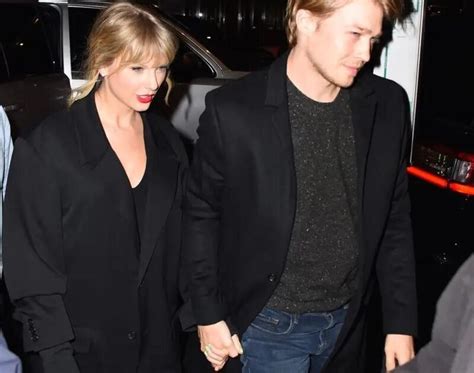 Did Taylor Swift Flash Her Engagement Ring On Documentary?! Look At THIS.