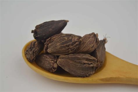 Black Cardamom (badi elaichi) - Flavours Treat