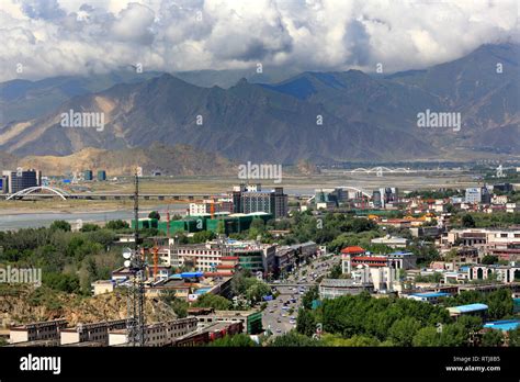 Lhasa skyline hi-res stock photography and images - Alamy