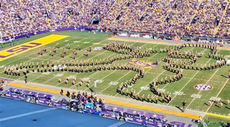 LSU Band Strikes Heisman Trophy Pose for QB Jayden Daniels