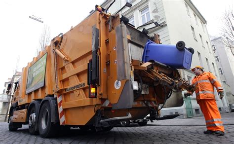 UK bin lorries fitted with 7 spy cameras to catch and fine recycling rule breakers | IBTimes UK