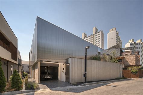 Metal Facade House / Archirie | ArchDaily