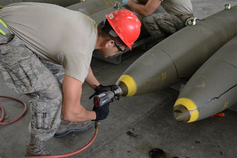 Munitions Airmen build bombs at record pace > U.S. Air Force > Article ...