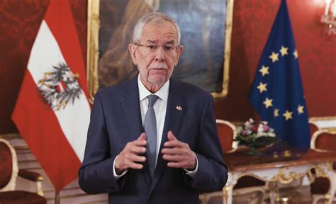 Austrian President Alexander Van der Bellen thanks doctors and nursing ...