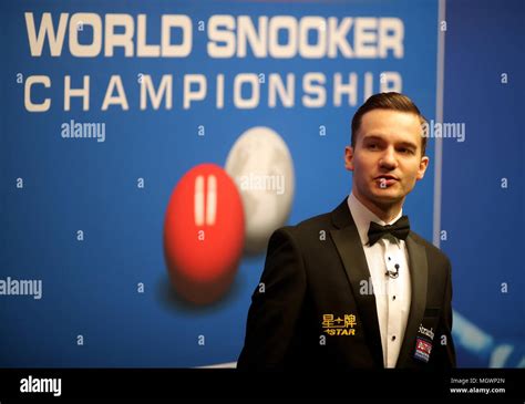 Snooker referee hi-res stock photography and images - Alamy