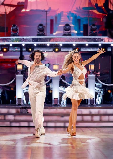 Strictly’s Zara McDermott tells boyfriend Sam Thompson to "stay at home"