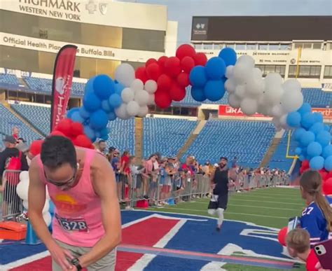 [WATCH] Bills Fan Runs To Stadium From North Buffalo