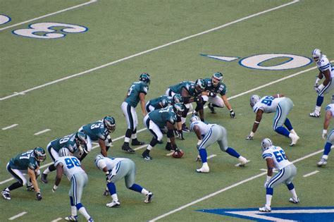 File:Eagles vs Cowboys 2007 - McNabb calls play to Schobel.jpg - Wikimedia Commons