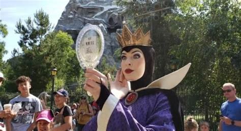 The Evil Queen At Disneyland Gives The Performance Of A Lifetime When A Parkgoer Hands Her A ...