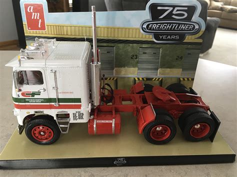 White Freightliner 2-in-1 SC/DD Cabover -- Plastic Model Truck Kit -- 1/25 Scale -- #1046 ...