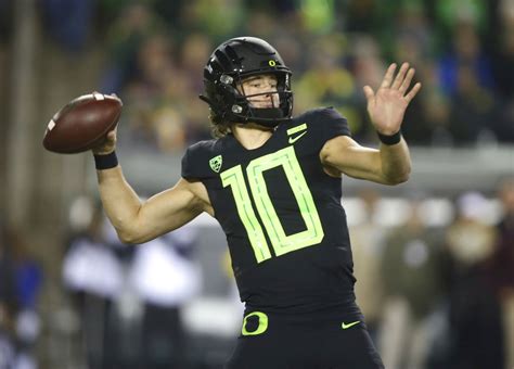 Oregon QB Justin Herbert to attend Manning Passing Academy - oregonlive.com