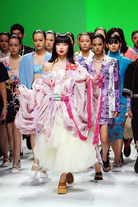 Chinese styles presented for the world at fashion week - CGTN