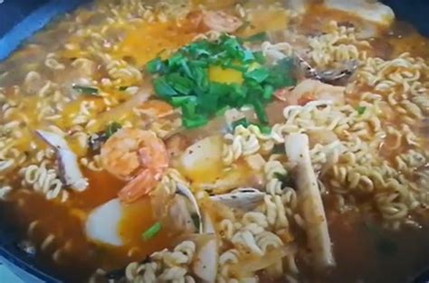 Korean Style Seafood Ramen - Jinia Kitchen