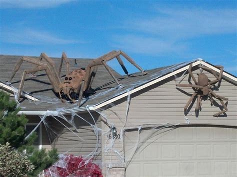 25 Halloween Outdoor Decorations That Will Definitely Make The Neighbors Scream - Giant Spiders ...