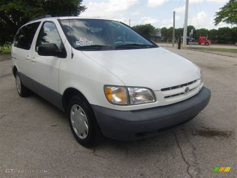 2000 Toyota Sienna LE Exterior Photos | GTCarLot.com