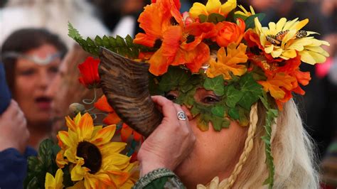 Thousands flock to Stonehenge to mark summer solstice | Offbeat News ...