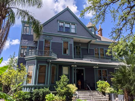 Hauntingly Beautiful: Victorian Homes in New Orleans – suck the heads