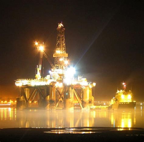 oil rigs at night | Looking for Pictures of Oil Rigs at Night | Oil rig, Oil platform, Oils