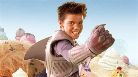 Taylor Lautner Fans React To Recast Sharkboy For 2005 Film’s Sequel – Hollywood Life