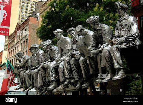 Rockefeller center workers 1932 hi-res stock photography and images - Alamy