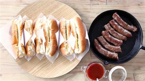 Boerewors rolls with Cola-Cola bbq sauce - YouTube