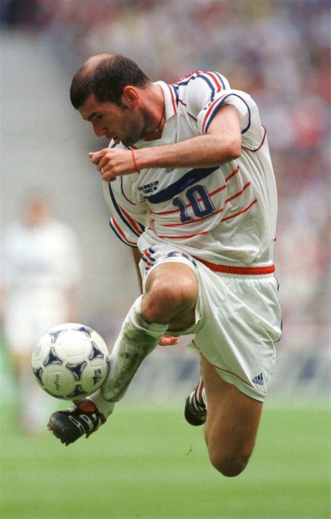 Zinedine Zidane. - Soccer Photo (39107910) - Fanpop