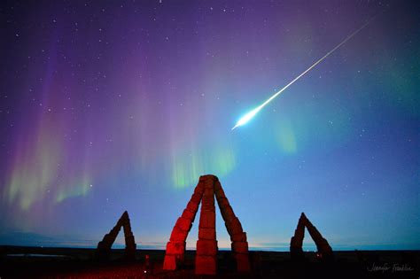 APOD: 2023 September 16 - Fireball over Iceland - 智写AI