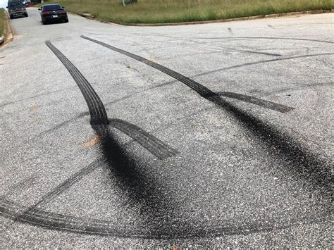 These burnout marks look 3D : r/mildlyinteresting