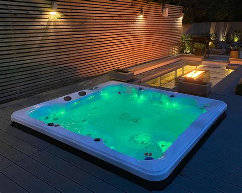 Hot tub party ideas: 10 guaranteed ways to have a good time | Gardeningetc