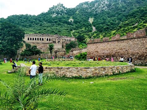 Bhangarh Fort- A Haunted Place To Visit!